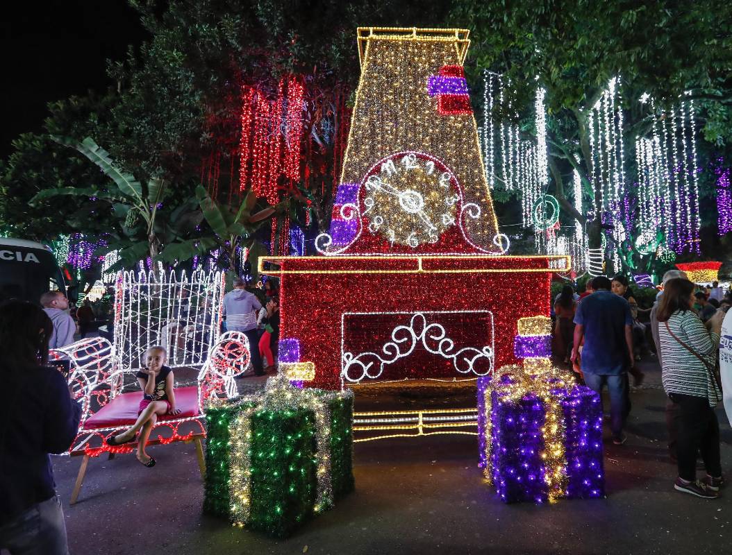El municipio más pequeño del país recibe miles de turistas y locales para visitar el alumbrado, especialmente en el parque principal. Foto: Róbinson Sáenz