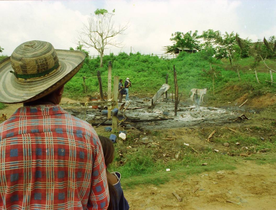 Así quedó la caseta comunal de Alto de Mulatos, donde murió un joven incinerado. FOTO: Jesús Abad Colorado (Archivo).