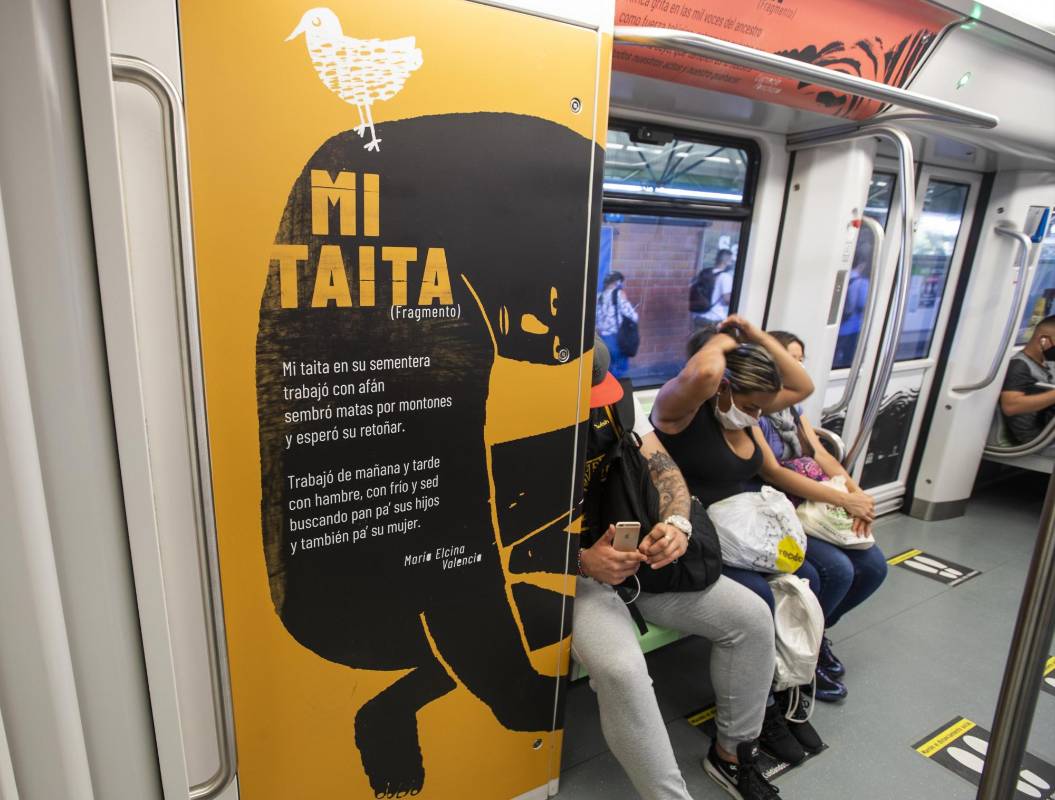 El Metro conmemora la obra de 12 escritores afrocolombianos. Se trata fragmentos de poemas que están escritos dentro de tres vagones en la edición de la 14 fiesta del libro en Medellín. Foto: Manuel Saldarriaga Quintero.