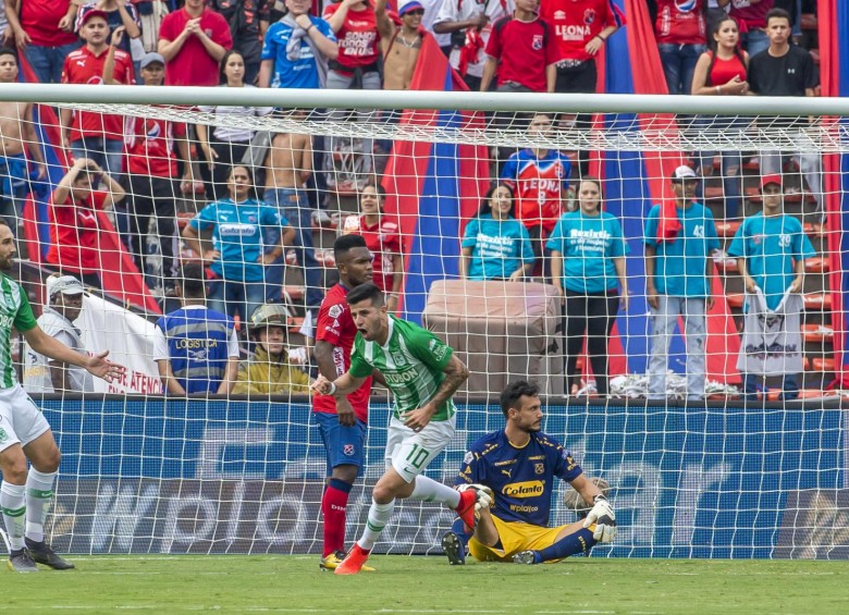 Alegría verde y desazón roja en la anotación del primer gol de Cepellini. Foto Juan Antonio Sánchez O