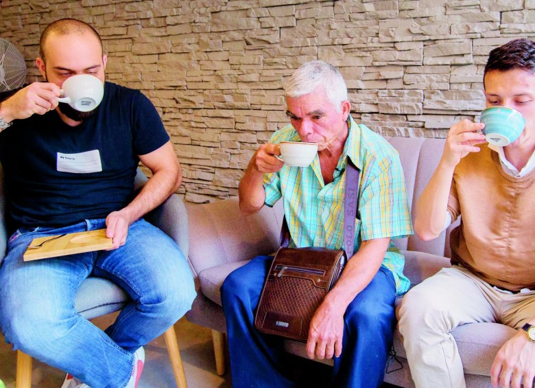 Dos lectores de EL COLOMBIANO se toman un café junto a Pedro Quintero (centro), su productor. FOTO Donaldo Zuluaga