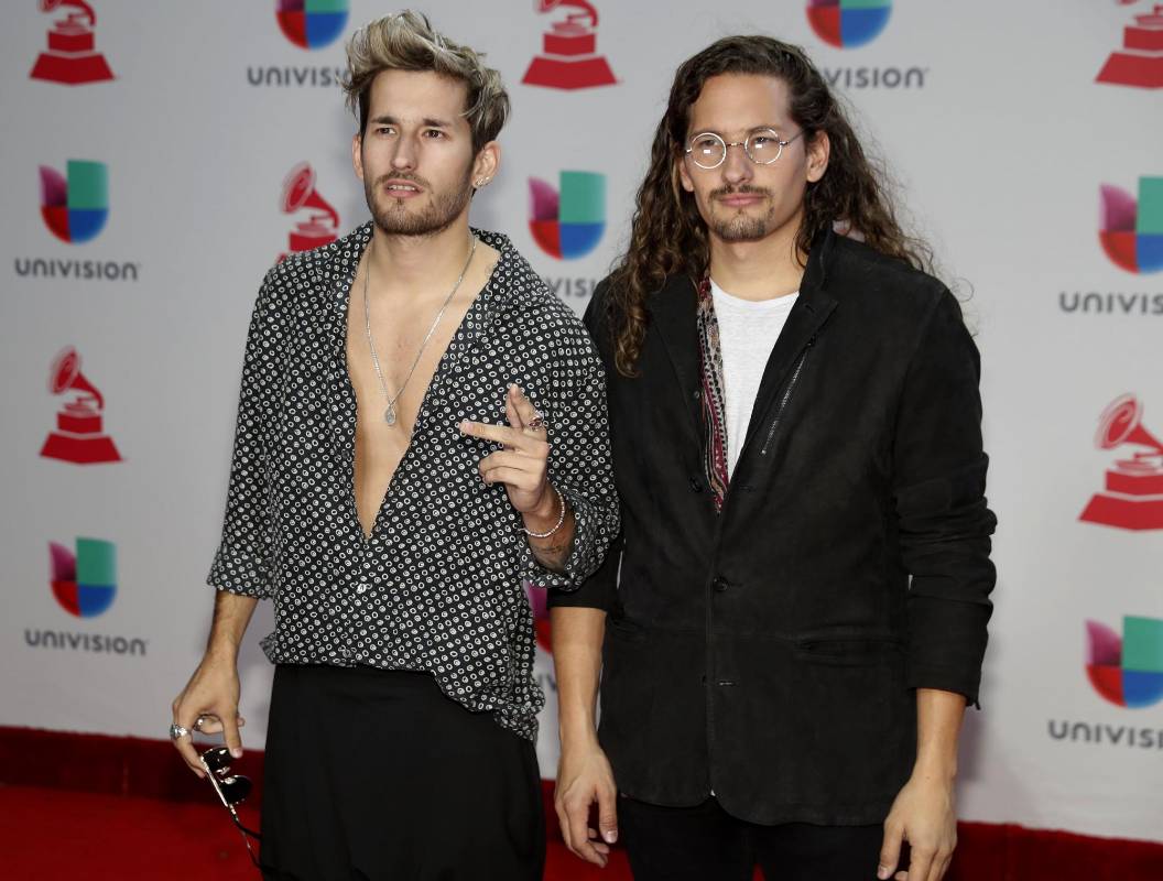 Mau y Ricky Montaner en los Latin Grammy. FOTO Reuters