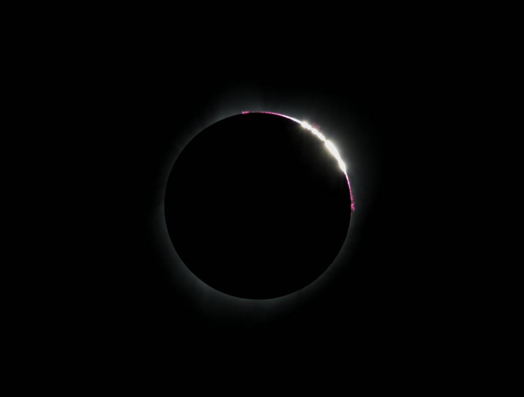 El efecto Bailey’s Beads del eclipse se observa en Madras, Oregon desde el Observatorio Lowell en Estados Unidos. Foto: AFP 