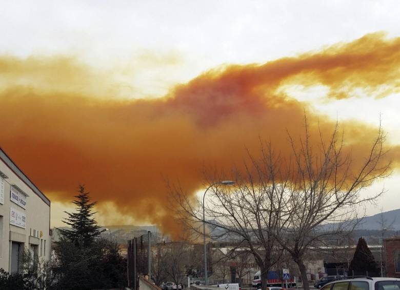 La nube tóxica mantuvo en alerta este jueves a las autoridades catalanas. FOTO REUTERS