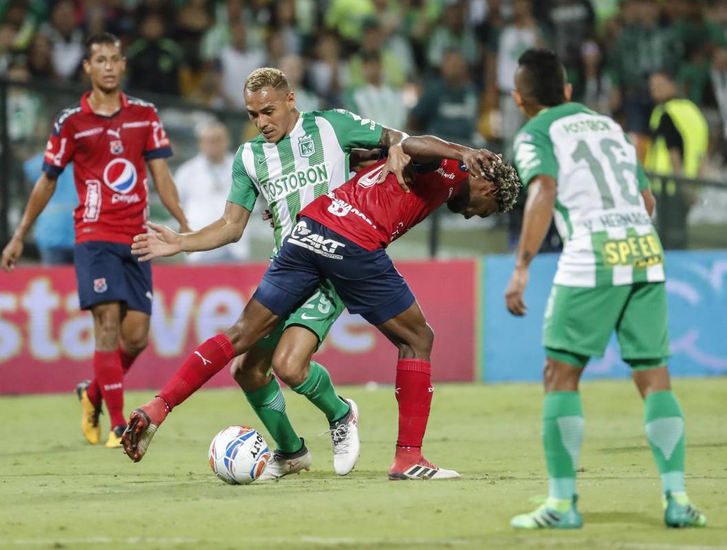 Fuertes jugadas se vivieron durante el clásico, sin perder la compostura los jugadores. Se mostraron 8 tarjetas amarillas. Foto: Róbinson Sáenz