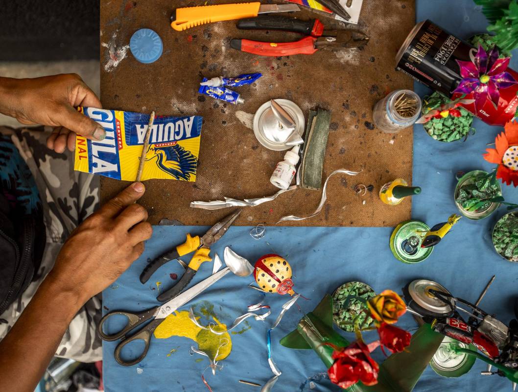 Con latas de cerveza y reciclaje, Hernán busca dar un nuevo significado a objetos que otras personas desechan. FOTO CAMILO SUÁREZ