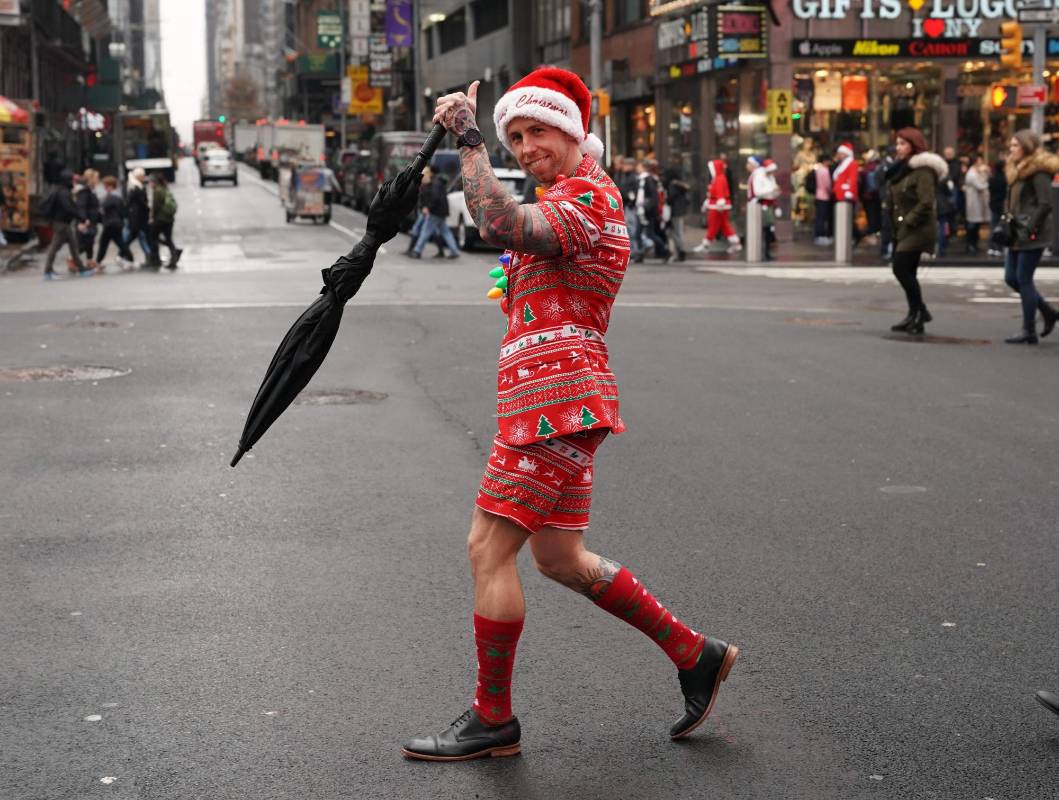 El traje de Papá Noel era escogencia de cada quien. Foto TIMOTHY A. CLARY - Afp