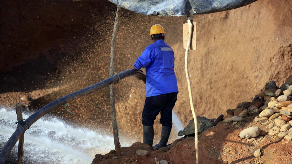 Por lo menos cinco retroexcavadoras y cuatro volquetas son utilizadas por más de sesenta mineros en estas minas de oro de aluvión para sacar el oro. FOTO MANUEL SALDARRIAGA