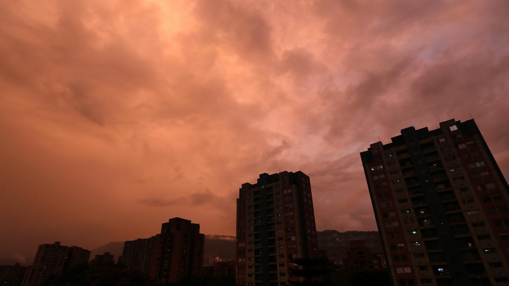 Algunos compartieron en redes sociales las fotografías del cielo de Medellín en la tarde de este martes. FOTO Henry Agudelo