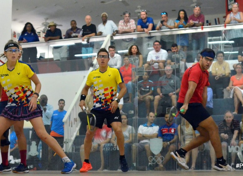 En acción los colombianos Catalina Peláez y Miguel Ángel Rodríguez, ganadores del oro con el que cerró el squash nacional en los Juegos Panamericanos. FOTO colprensa 
