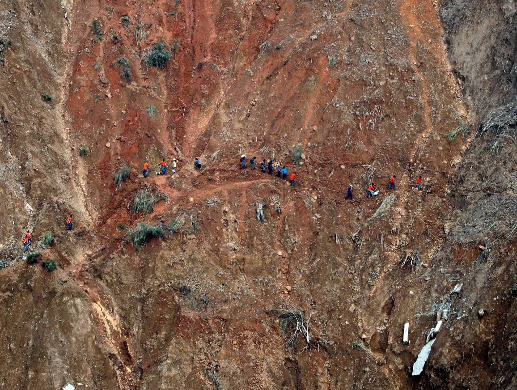Miembros de los servicios de rescate continúan con la búsqueda de víctimas de un daño causado por el tifón Mangkhut en la localidad de Ucab en el municipio de Itogon, Filipinas. Foto: EFE