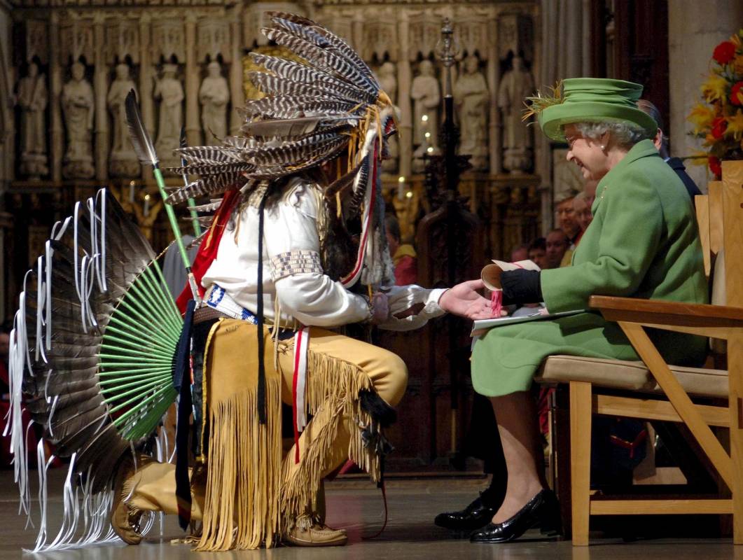 La reina recibe Bruce Two Dogs Bozsum de la tribu mohegan en 2006. FOTO Reuters