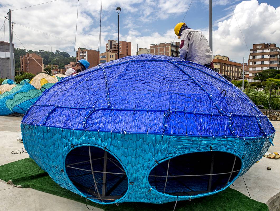 EPM está realizando el montaje de los alumbrados navideños de Medellín. FOTO JUAN ANTONIO SÁNCHEZ OCAMPO