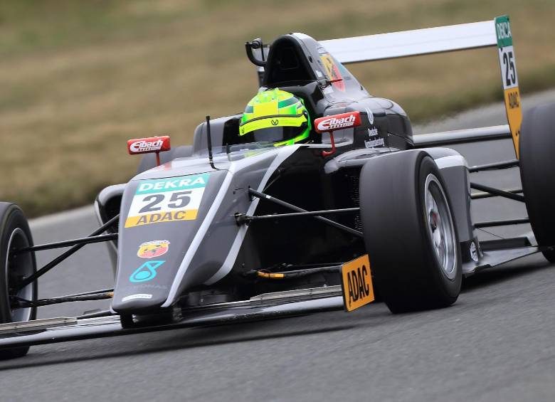 Mick Schumacher dio unas cuantas vueltas de entrenamiento en el circuito alemán de Oschersleben. FOTO AP