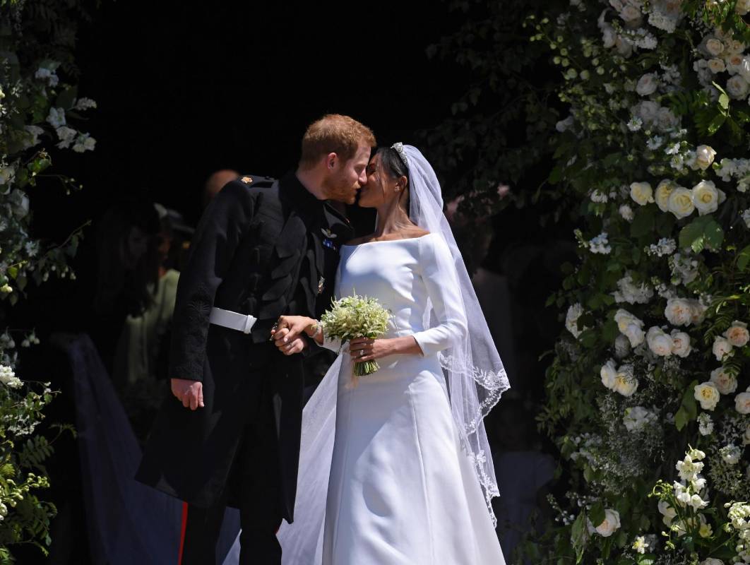 El príncipe Enrique y Meghan Markle, ahora duques de Sussex, se subieron a un coche de caballos con el que recorrieron las principales calles de la localidad de Windsor (Gran Bretaña), en cuya capilla de San Jorge tuvo lugar el sonado matrimonio. 