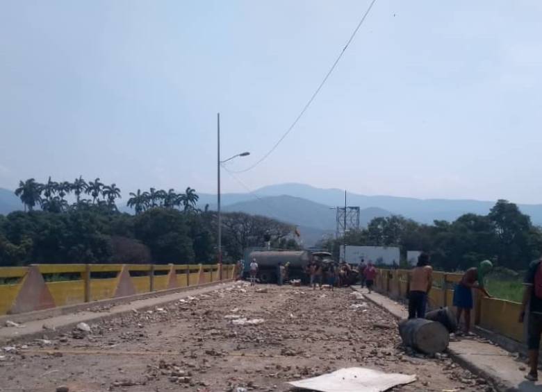 Venezolanos despedazan un camión en el puente Simón Bolívar y dicen que lo venderán como chatarra para comprar comida. FOTO ROSALINDA HERNÁNDEZ C. - Enviada especial