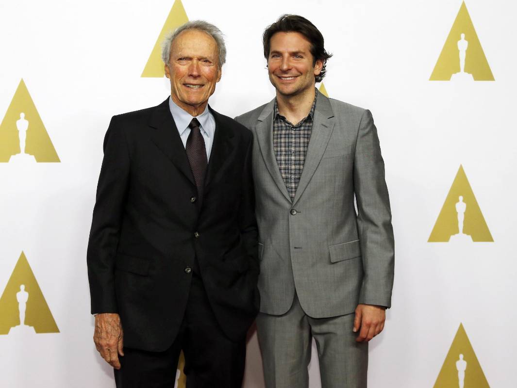 Clint Eastwood, director de Francotirador posa al lado de su actor principal Bradley Cooper en la gala de La Academia. FOTO Reuters