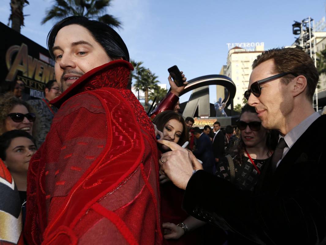 Benedict Cumberbatch firma autógrafos donde sea. FOTO Reuters