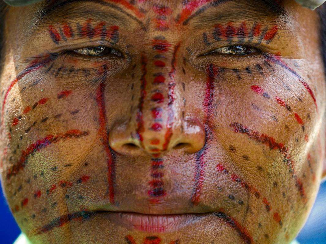 Los Indígenas siguen resistiendo a pesar de las violaciones a los derechos humanos que han sufrido por grupos armados que los quieren despojar de sus tierras ancestrales. Foto: Manuel Saldarriaga Quintero.
