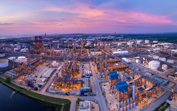 La plena operación de la Refinería de Cartagena, con el funcionamiento de la Unidad de Alquilación (producirá 9.500 barriles diarios de alquilato), es una buena noticia para el país. FOTO COLPRENSA