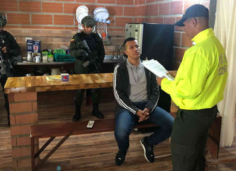 Carlos Tuberquia (“Nicolás”), al momento de su captura en la finca de San Rafael (Antioquia), solo y desarmado. FOTO cortesía de policía