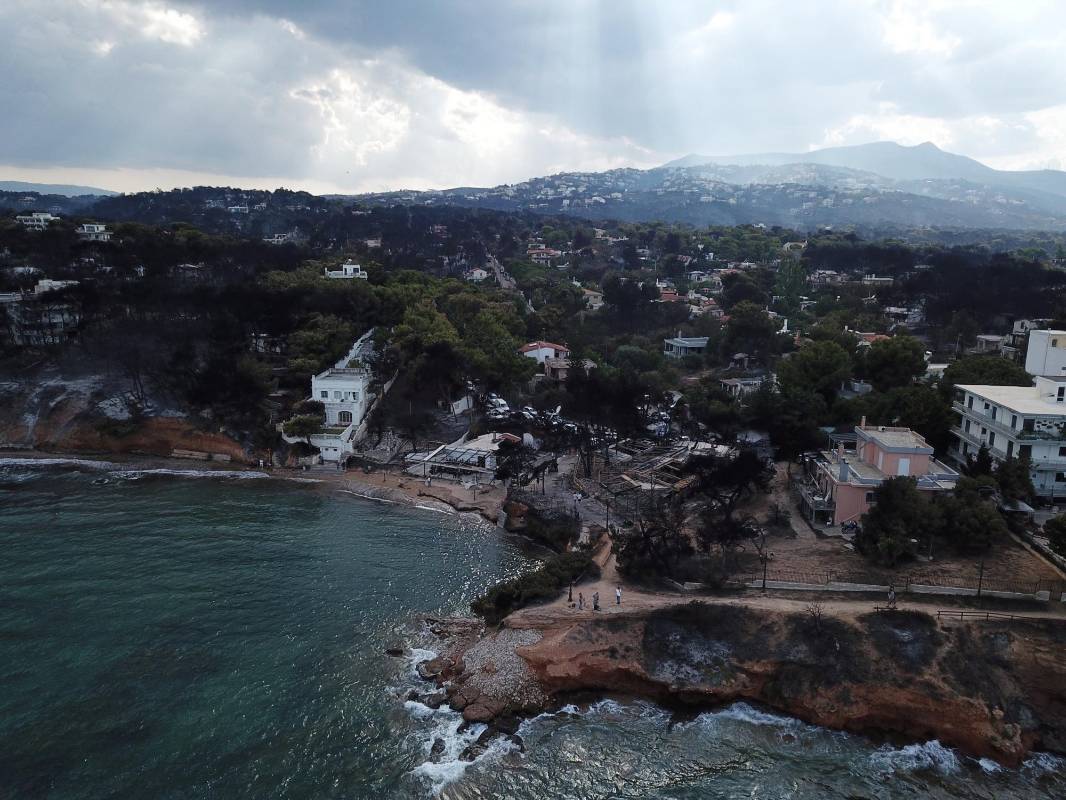 El ministro de Defensa griego, Panos Kammenos prometió que el Ministerio de Defensa contribuirá a la completa reconstrucción del área y destacó que se abrirán caminos hacia el mar. FOTO: REUTERS