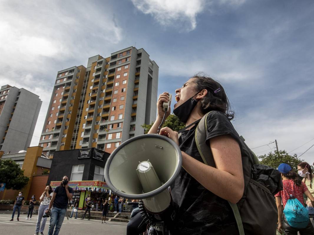 La protesta de las personas también era por el cese a cualquier tipo de violencia contra las mujeres. Foto: Camilo Suárez
