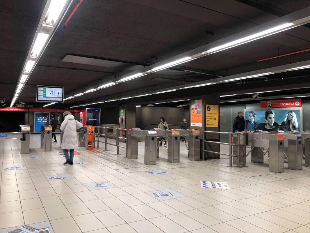 Hasta las estaciones del metro en Milán parecían desiertas. FOTO EFE