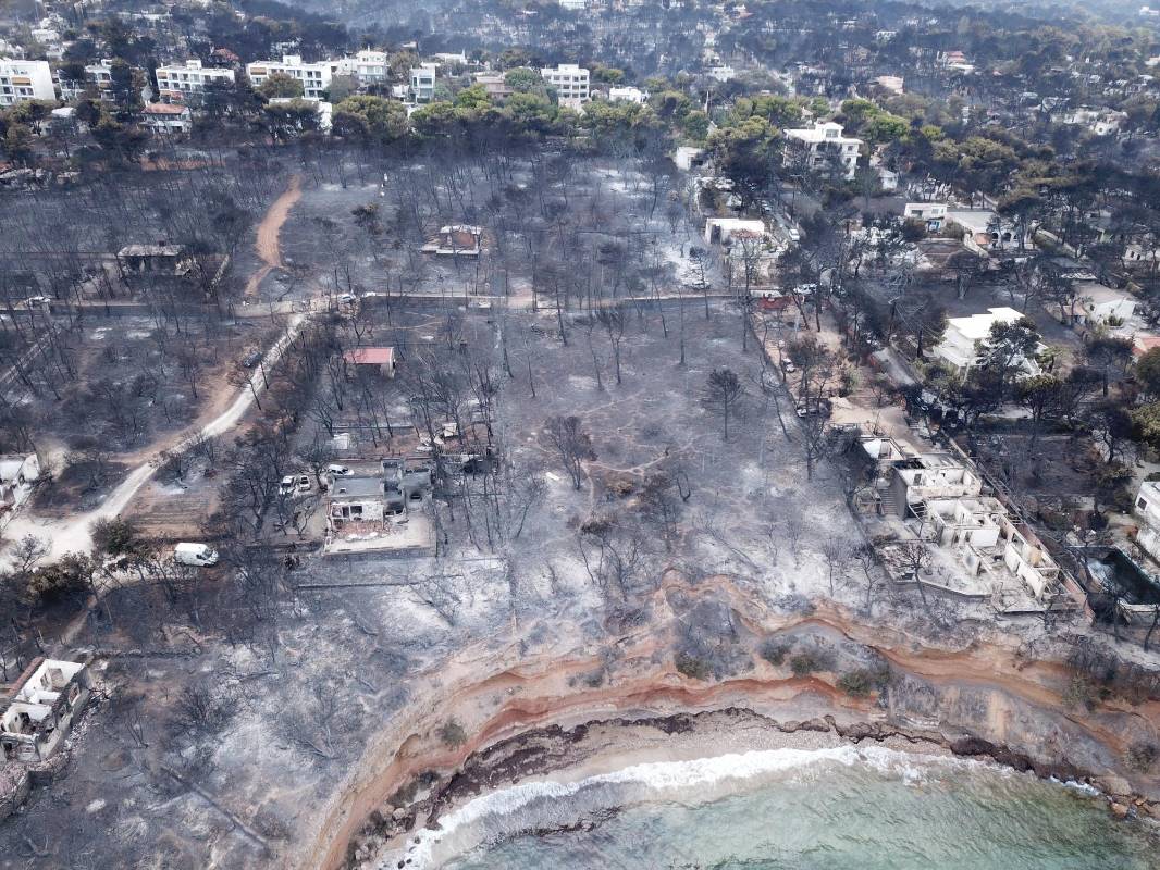 Tras varios días de incendios en Grecia, las labores de búsqueda de víctimas y desaparecidos en las zonas devastadas han continuado hoy, mientras la cifra oficial de muertos se ha elevado a 83, tras el fallecimiento de dos heridos. FOTO: REUTERS 