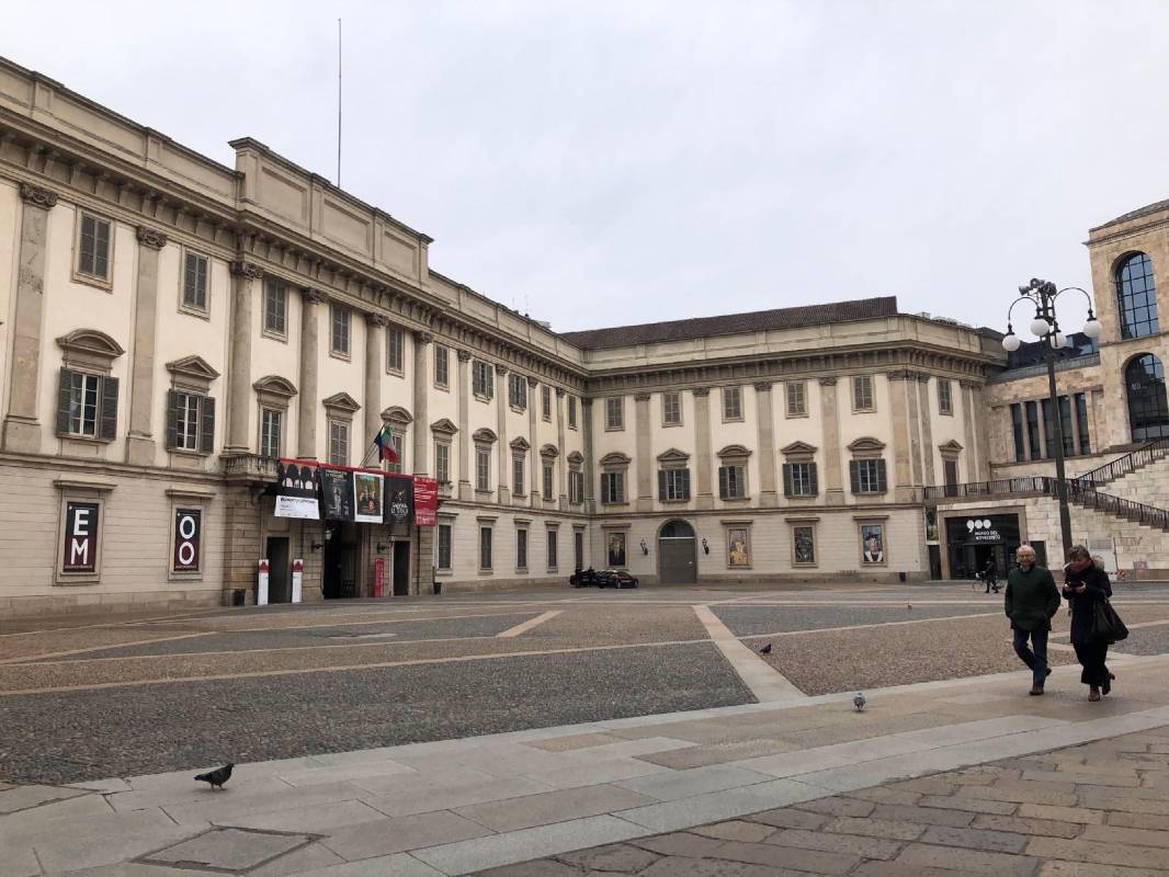 Pocas personas se atrevieron a cruzar la milanesa Piazza del Duomo. FOTO EFE