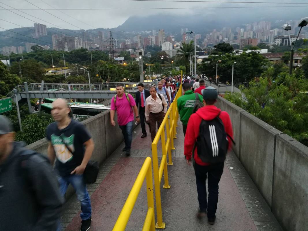 Un fallo en la catenaria de la línea A, que lleva 1.500 voltios de energía para mover los trenes, obligó a cerrar la operación del metro en las estaciones del centro y sur del Valle de Aburrá desde las 3 de la tarde del martes. A partir de las 6:30 a.m la línea A opera con normalidad. FOTO MANUEL SALDARRIAGA 