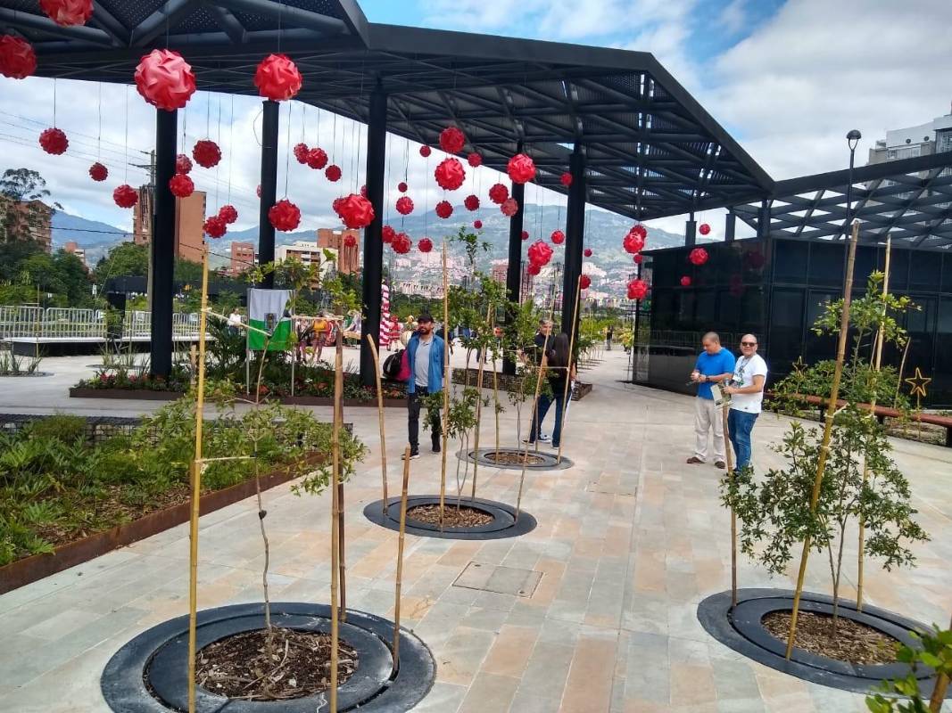 En el parque, la ciudadanía podrá disfrutar del tradicional alumbrado navideño que regresa al Río Medellín. FOTO Jaime Pérez