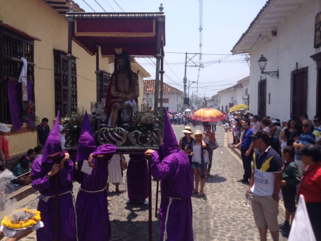 El viacrucis este viernes en el municipio de Santa Fe de Antioquia (Colombia). FOTO Robinson Saenz 