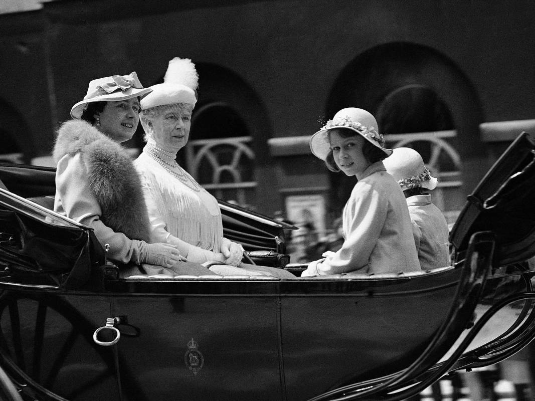 Aquí con su madre Isabel Bowes-Lyon y su abuela Cecilia Cavendish-Bentinck. FOTO Archivo