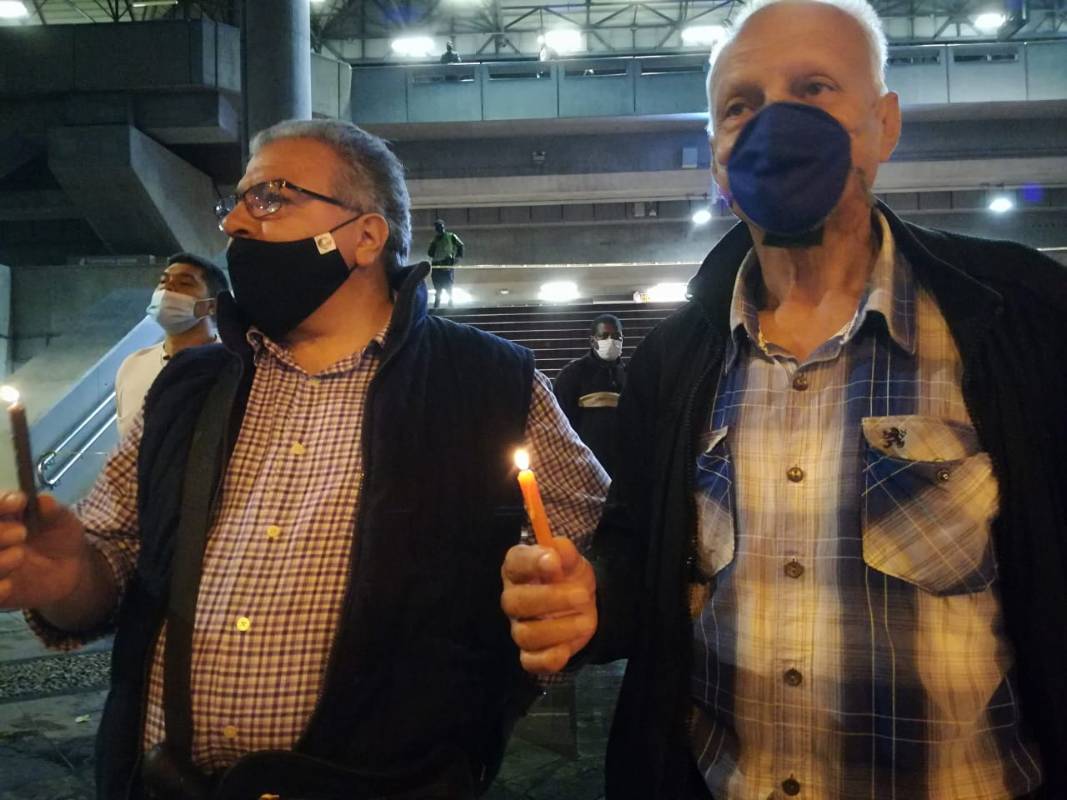 Hacia las 7 de la noche, unas 50 personas llegaron al Parque Berrío con el fin de manifestarse a favor de la vida y en contra del abuso policial. FOTO MANUEL SALDARRIAGA