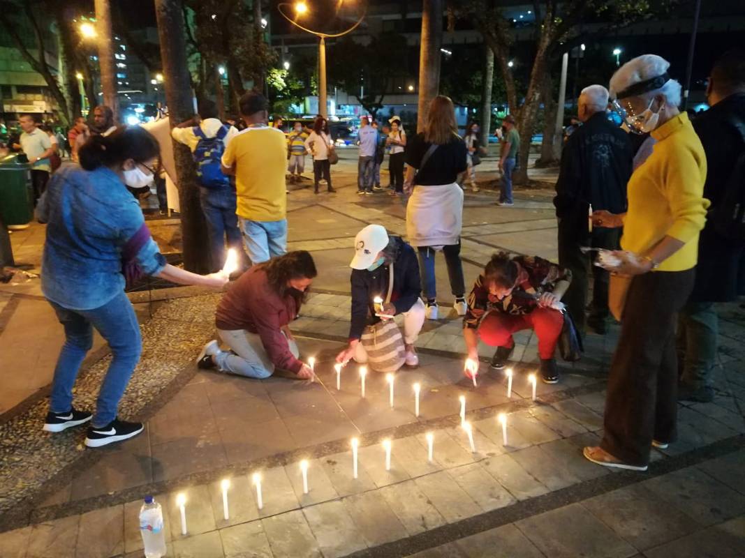 Hacia las 7 de la noche, unas 50 personas llegaron al Parque Berrío con el fin de manifestarse a favor de la vida y en contra del abuso policial. FOTO MANUEL SALDARRIAGA