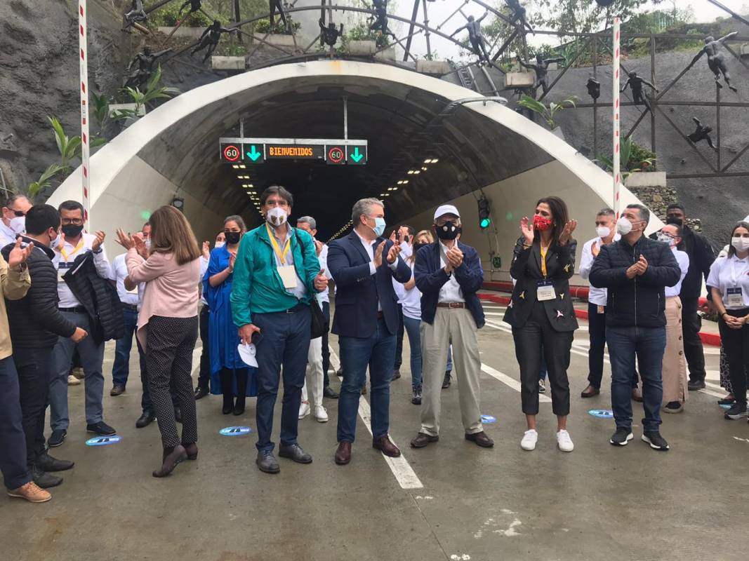 Acompañado de la vicepresidenta Marta Lucía Ramírez y de parte de su gabinete, el presidente Iván Duque inauguró en la mañana de este viernes el Túnel de la Línea. FOTO JULIO CÉSAR HERRERA