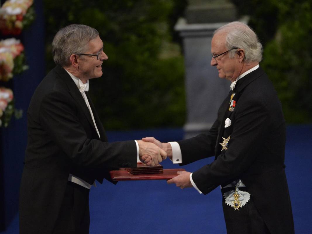 William E. Moerner recibe el Nobel de química de parte del rey Carlos Gustavo de Suecia. FOTO AP
