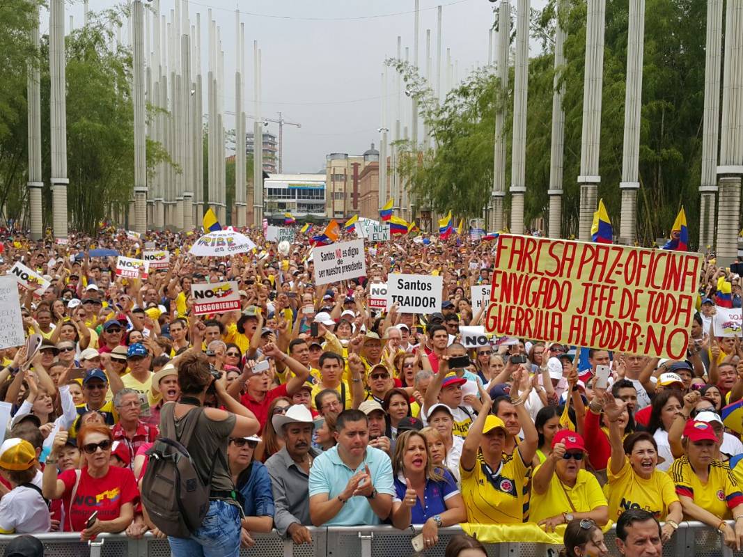 En el Parque de las Luces finalizó la marcha del No+, que recorrió la avenida La Playa y San Juan, con miles de personas que expresaron sus preocupaciones por las políticas del presidente Juan Manuel Santos y las negociaciones con las Farc y el Eln. FOTO DONALDO ZULUAGA