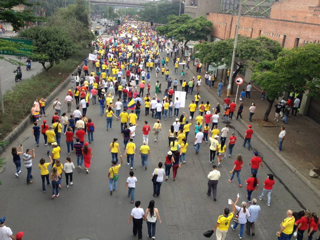 La marcha finalizó en el Parque de Las Luces, pero antes tomó la avenida La Playa, la carrera 47 hasta llegar a la avenida San Juan para terminar en el parque. FOTO JULIO CESAR HERRERA