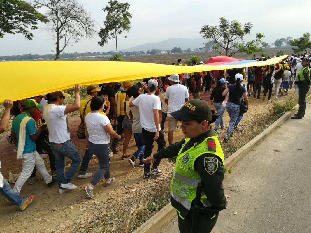 Una fila ininterrumpida de personas, muchas de ellas provenientes de Venezuela, avanza hacia el ingreso del Venezuela Aid Live. Foto: Manuel Saldarriaga.