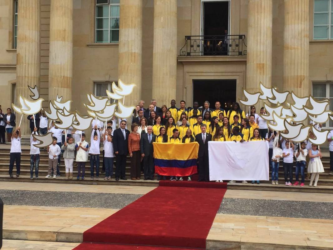  El presidente de la República, Juan Manuel Santos, entregó este jueves durante una ceremonia en la plaza de armas del Palacio de Nariño en Bogotá, el pabellón nacional a los deportistas colombianos que participarán en los Juego Olímpicos. Foto Cortesía Presidencia