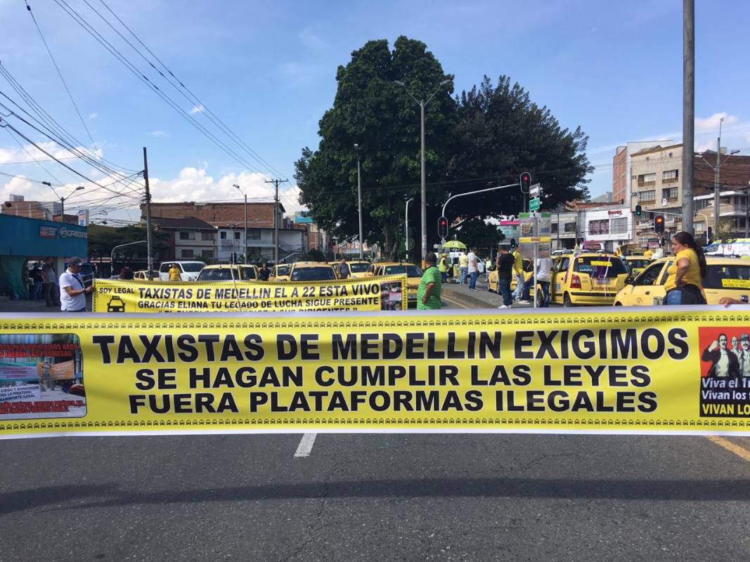 “La exigencia que se le hace al secretario de Movilidad y al alcalde Federico Gutiérrez es que cumpla la norma”, dijo Darío Duque, presidente de la asociación Taxistas Presentes. Foto: Santiago Mesa