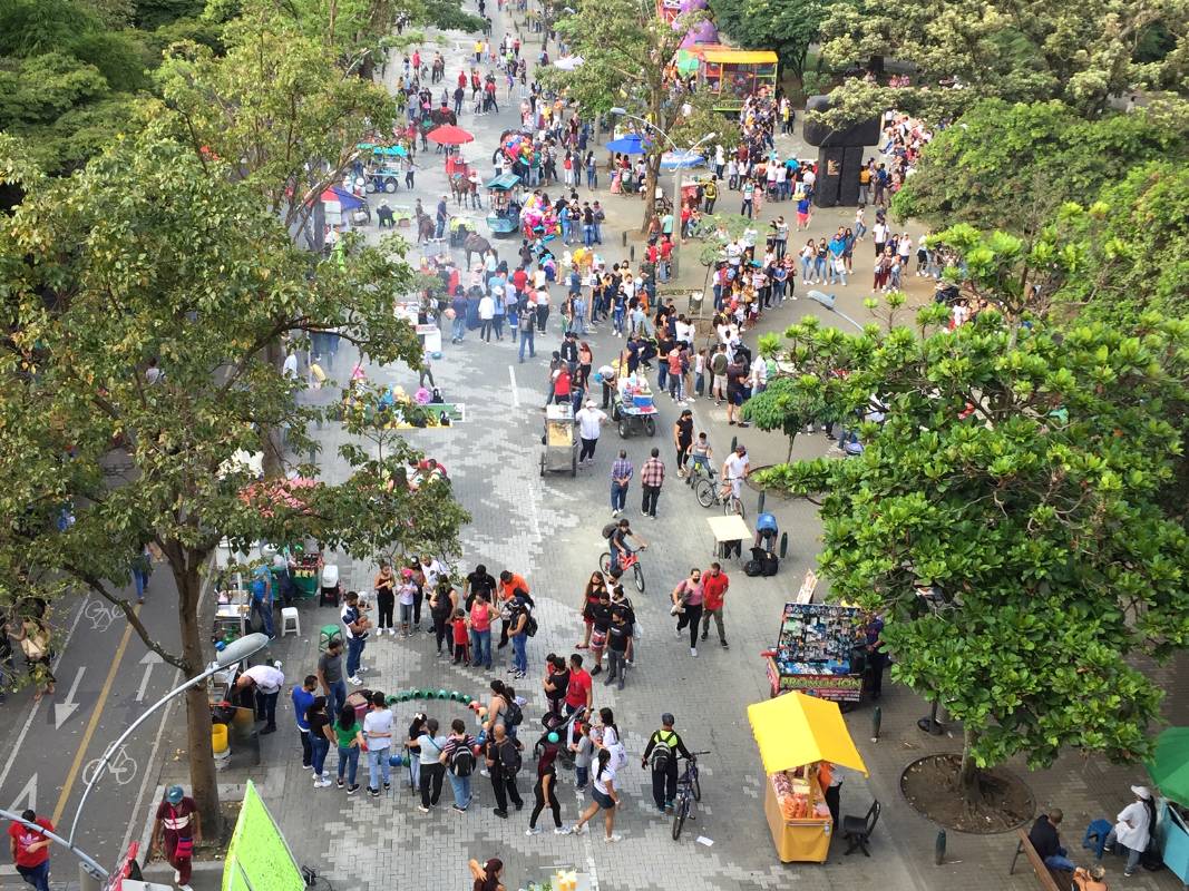 Muchos ciudadanos se resisten a cambiar las formas de compartir en los espacios públicos de Medellín debido a la situación de salud pública mundial. FOTO: Edwin Bustamante
