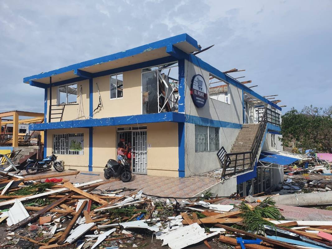 Las autoridades locales reportan por lo menos dos personas fallecidas y una desaparecida, no quedó en toda la isla ninguna estructura intacta. Foto: Arthur Robinson Dawkins