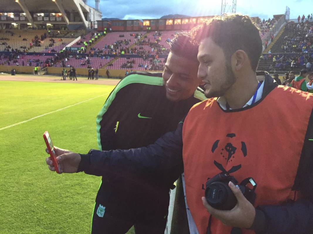 Periodistas ecuatorianos le piden fotos al jugador Alexander Mejía, baja en la titular de Nacional por acumulación de tarjetas amarillas. FOTO Esteban Vanegas
