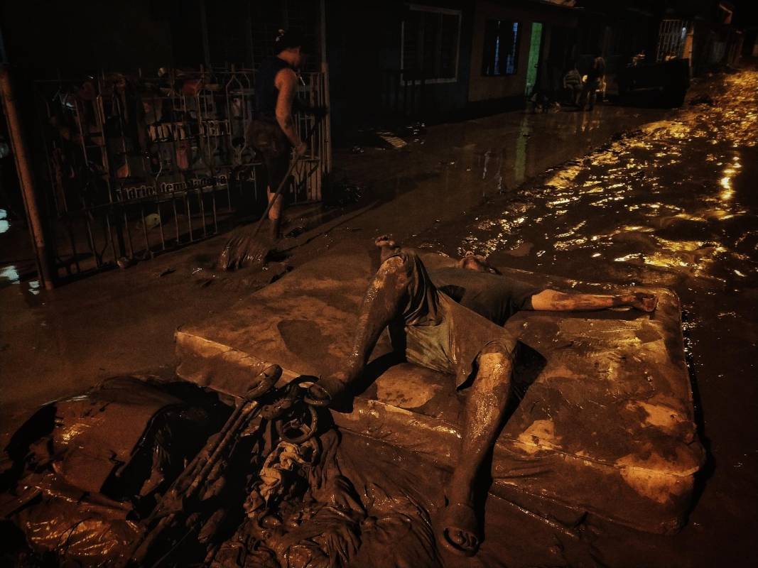 El agua obligó a salir de sus viviendas a los residentes de los barrios San Fernando, El Concejo, Las Brisas, Primero de Mayo, Alfonso López, El Ortiz, La Esperanza y Cadena. Foto: Sergio Ríos Mena