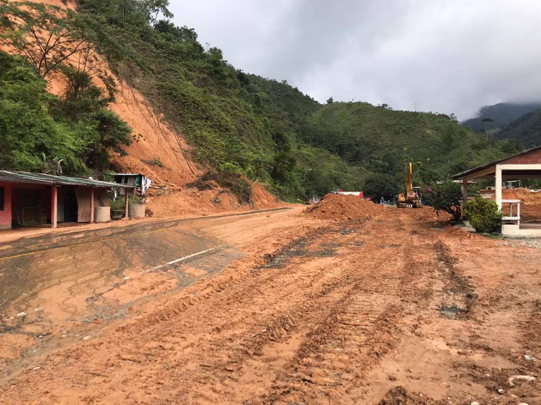 Invías aclaró que no hay un tiempo estimado para reabrir la vía, pues se calcula que en la montaña hay 40.000 metros cúbicos de tierra sueltos, los cuales amenazan con desprenderse. FOTO JULIO HERRERA