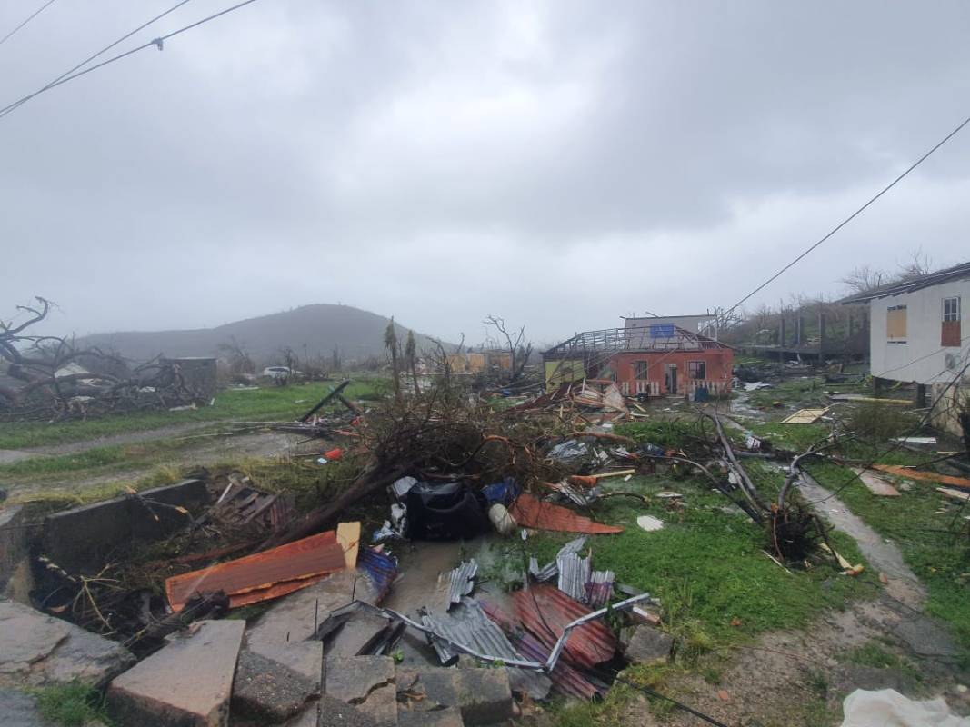 Las autoridades locales reportan por lo menos dos personas fallecidas y una desaparecida, no quedó en toda la isla ninguna estructura intacta. Foto: Arthur Robinson Dawkins