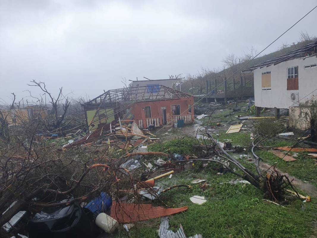 Las autoridades locales reportan por lo menos dos personas fallecidas y una desaparecida, no quedó en toda la isla ninguna estructura intacta. Foto: Arthur Robinson Dawkins